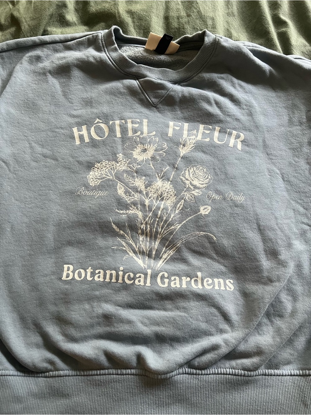 Universal Thread Blue Floral "Hôtel Fleur" Sweatshirt